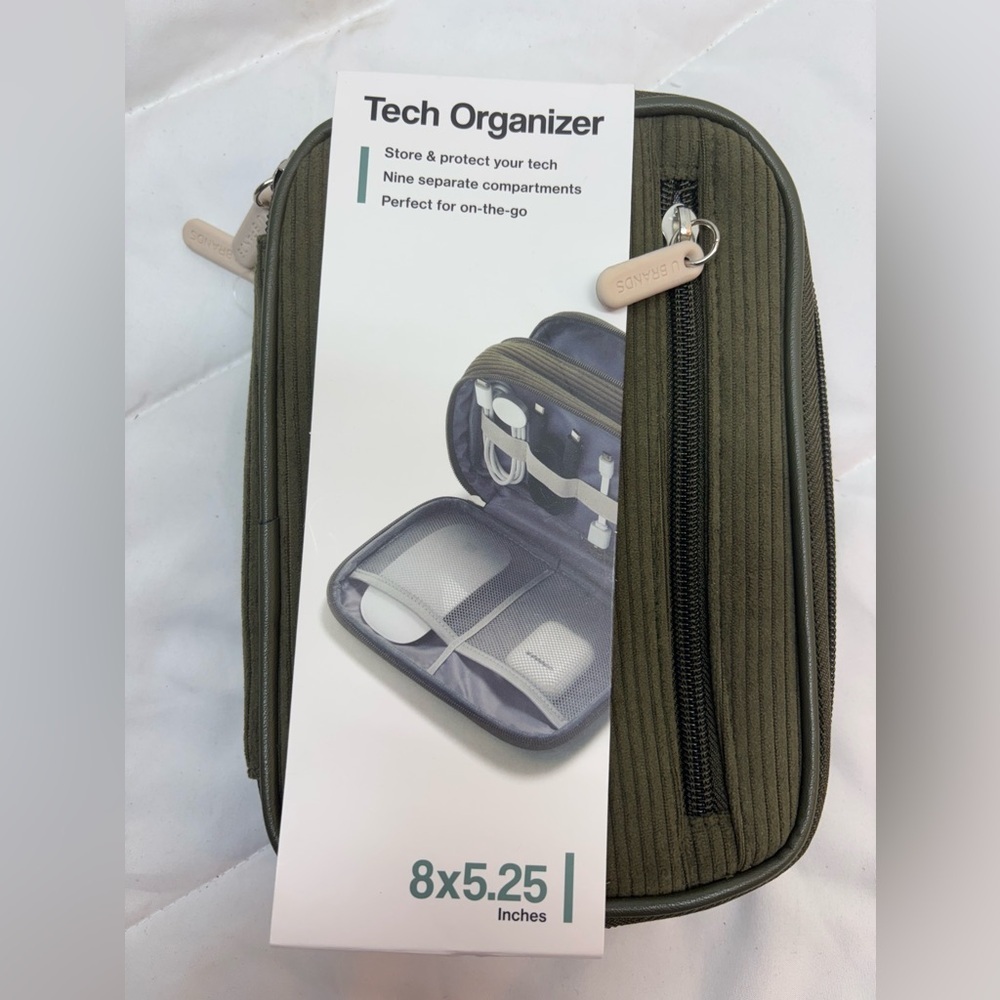 NWT Green Tech Bag Organizer w/ Zipper 9 compartments 8 X 5.25” Store & protect